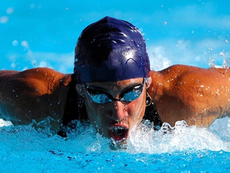 Mejorar el rendimiento en la piscina con el uso de aletas y manoplas